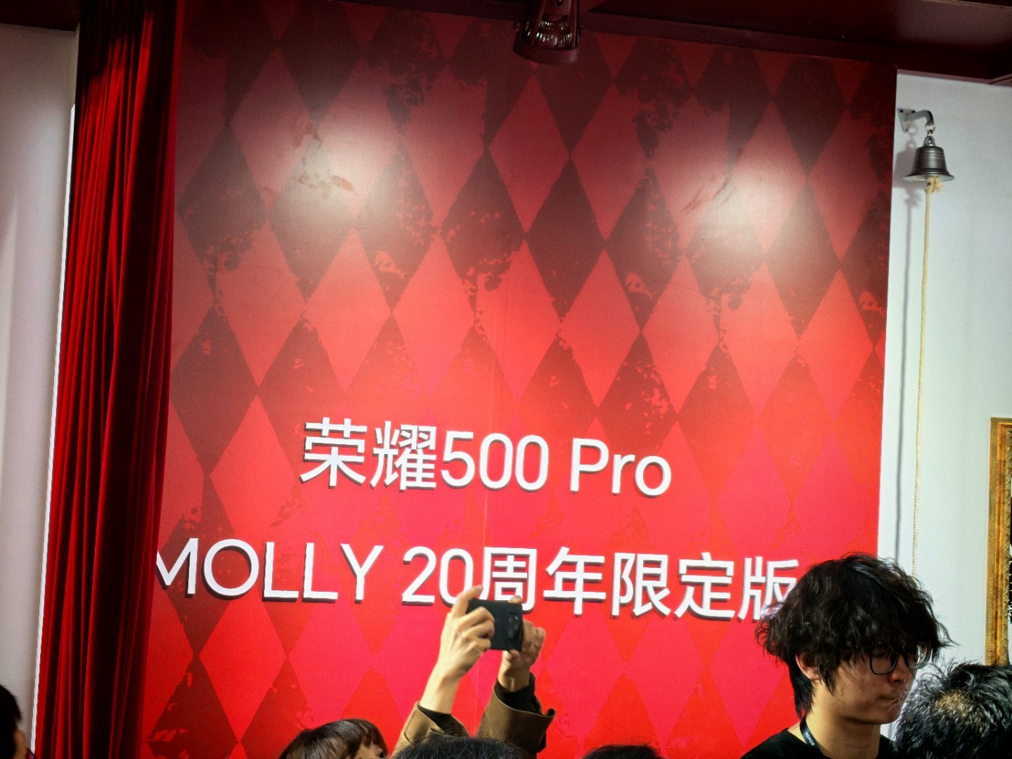 荣耀500 Pro MOLLY 20周年限定版。喜欢吗？荣耀Magic8 Pro