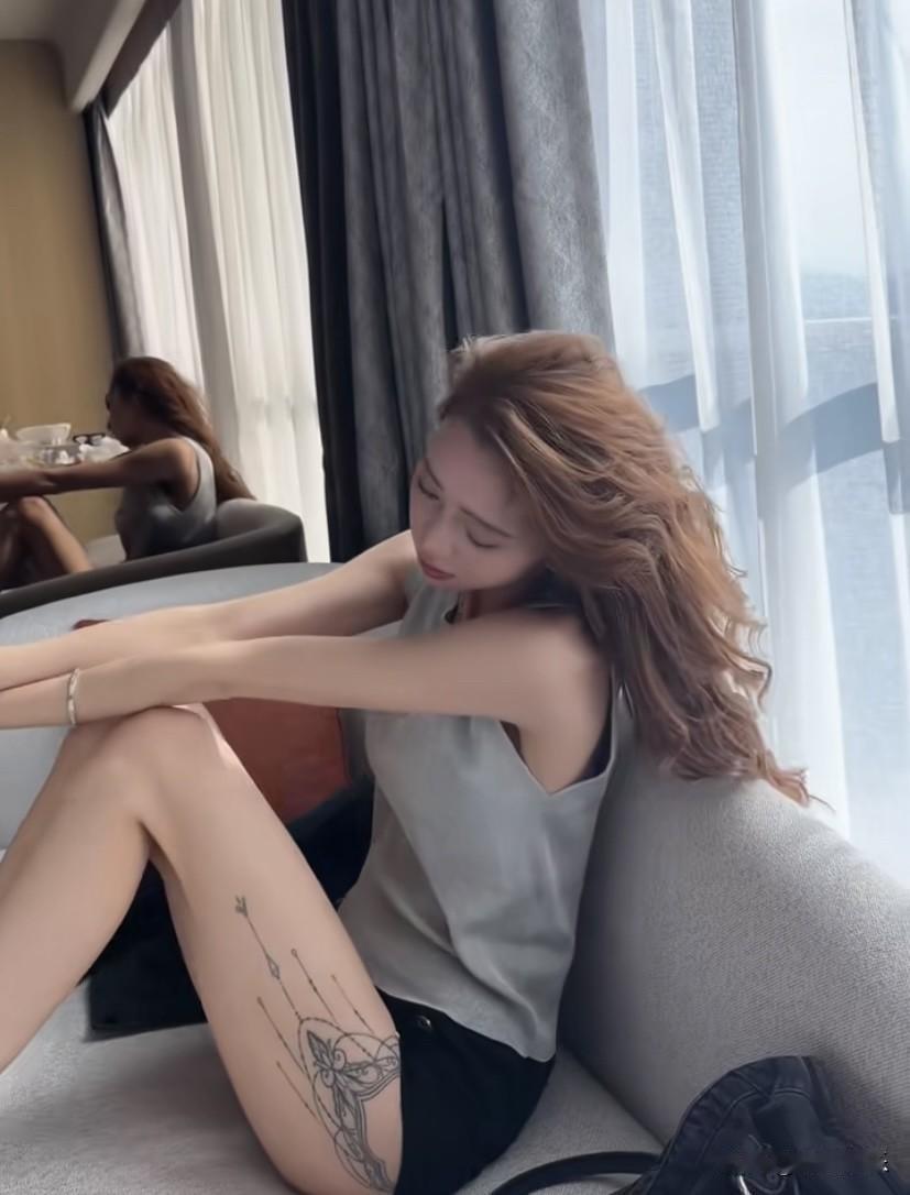 卓仕琳腿长
所以她在腿上纹身
纹的这个图案还挺好看的，有网友说纹身的女的，就不是