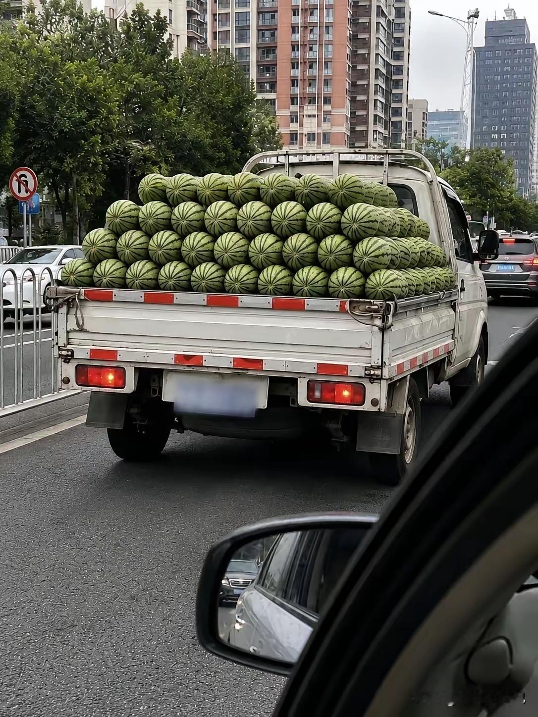 但凡有个急刹车，西瓜会不会掉一地啊？
