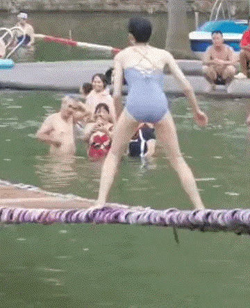 图一：小姐姐说，她的平衡能力可以打十个，对方就算十个人一起晃，她都不会掉下去。
