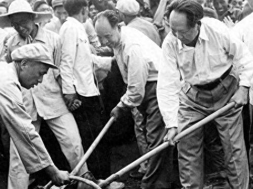 1969年厨师于存误将苦瓜炒入鸡丁，毛主席品尝后表示：下次还要你来做菜吗？
19