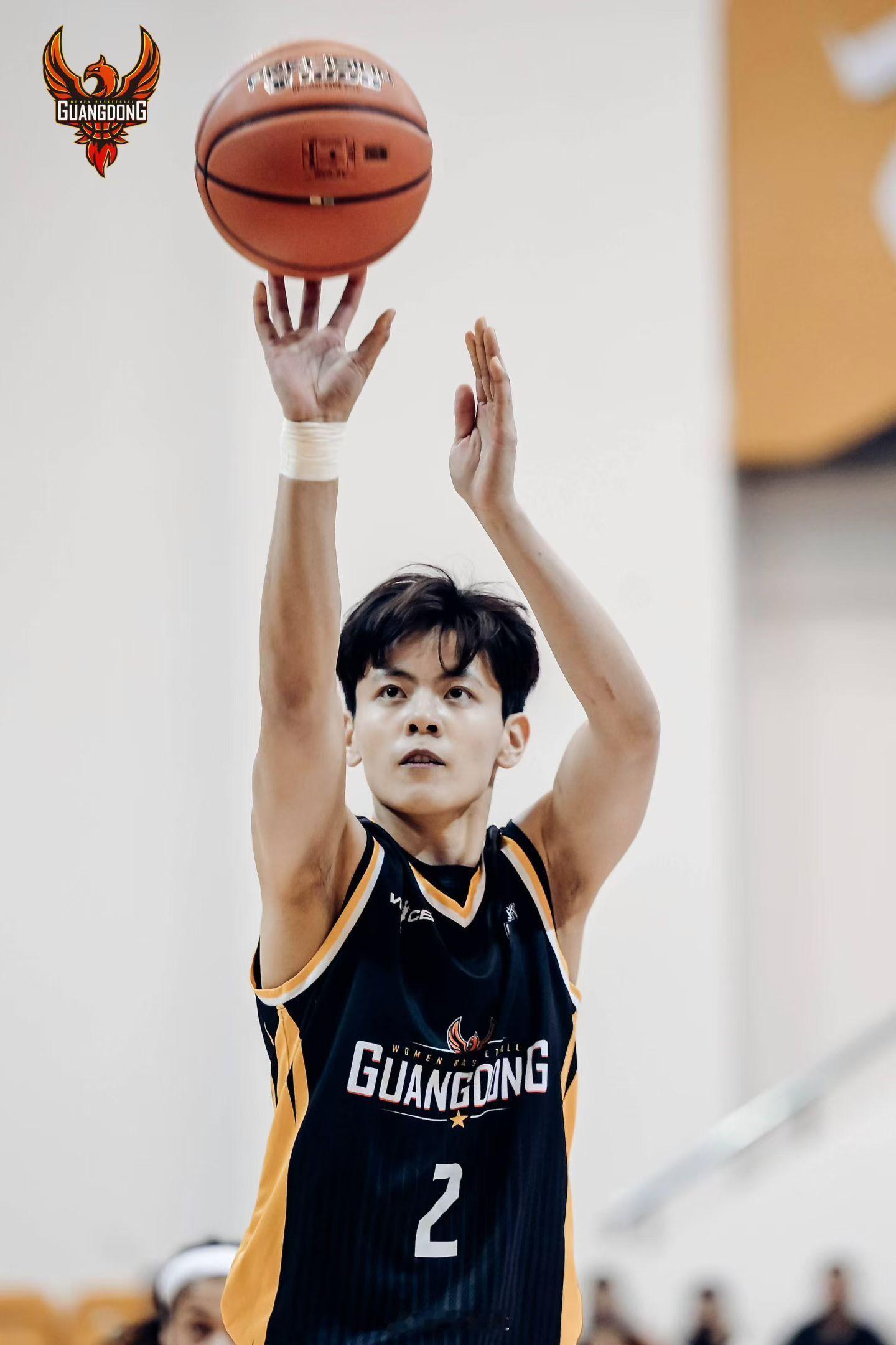 今晚结束的一场WCBA常规赛，广东女篮101比95击败上海女篮，杨舒予19投14