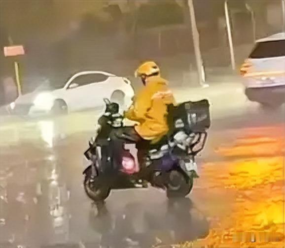 外卖员大雨超时送餐你会给差评吗我用马伊琍写给婚姻的一句话来回答：生活不易，且行且
