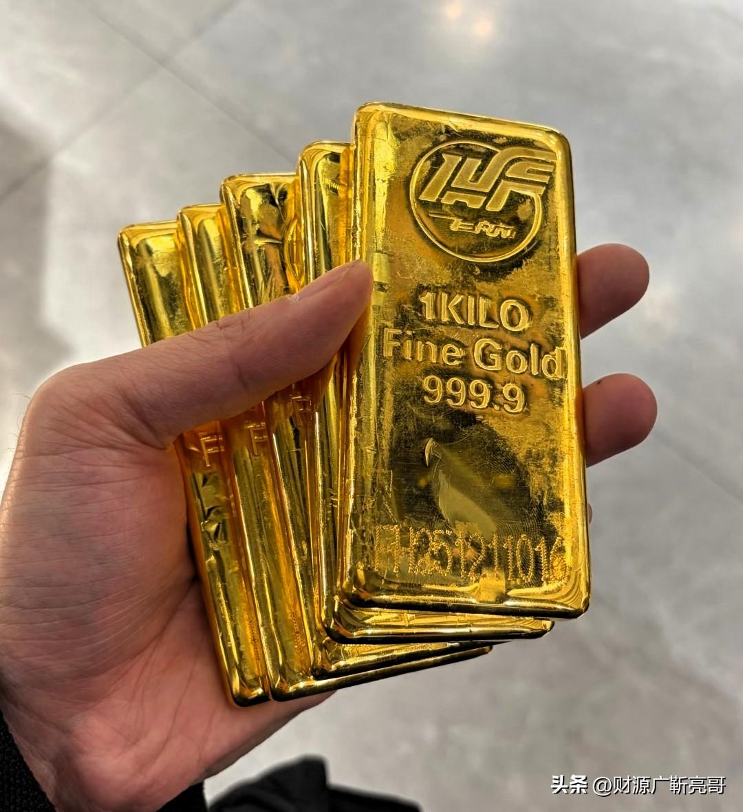 上午金店报价还挂着1070一克，没半天功夫就直接跌穿了1000大关。

手里屯黄