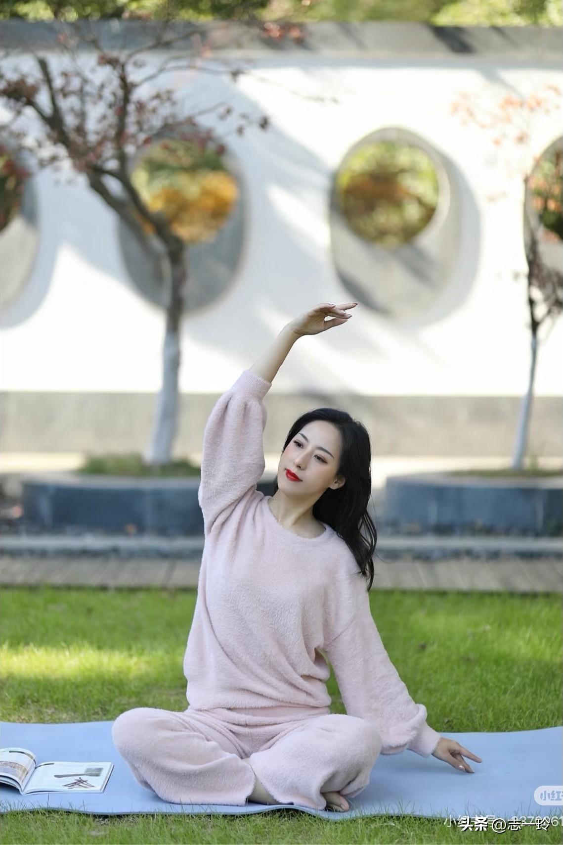 春日漫步，复古风穿搭，优雅气质满满