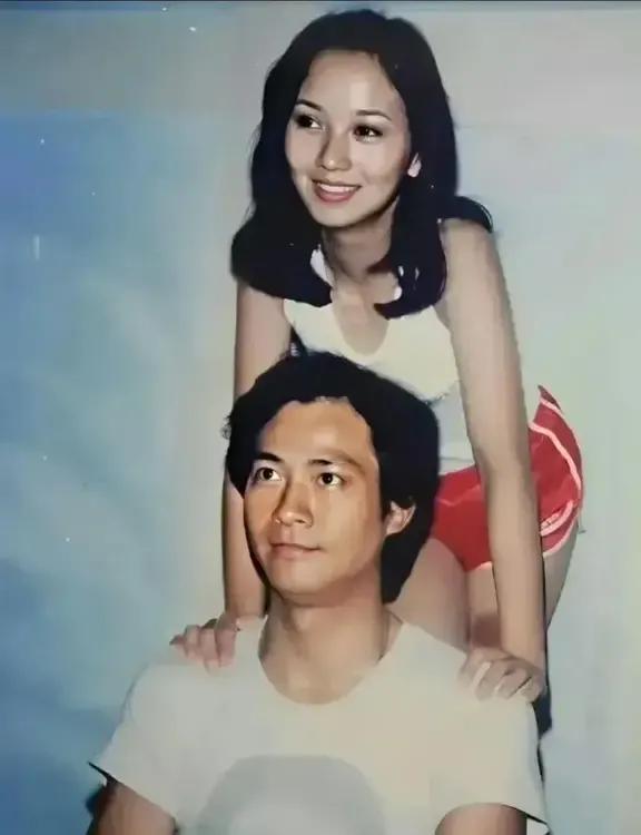 年轻的赵雅芝与郑少秋好有夫妻相，真是郎才女貌，一个是花容月貌，倾国倾城，美了一辈