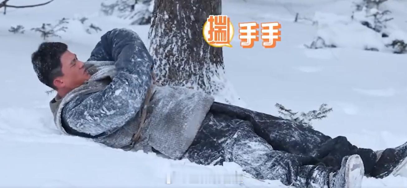 欧豪片场躺田里睡着了 被晒的花絮图可爱到了，牵着封家老大独角，揣手倚靠着天牛石，