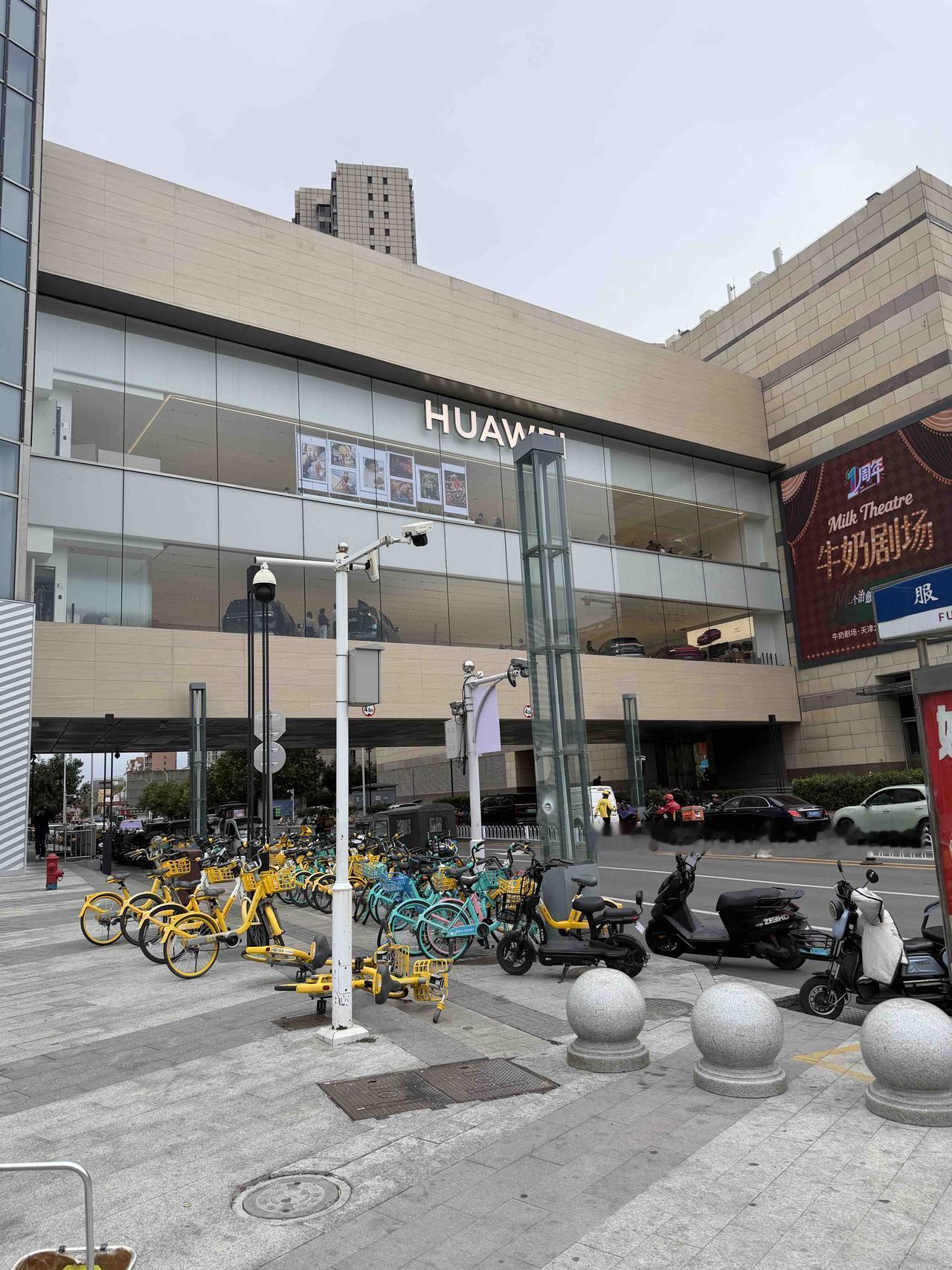 这是我见过超级气派的华为门店之一，临街道路之上架空双层门店，大面积全景玻璃，HU