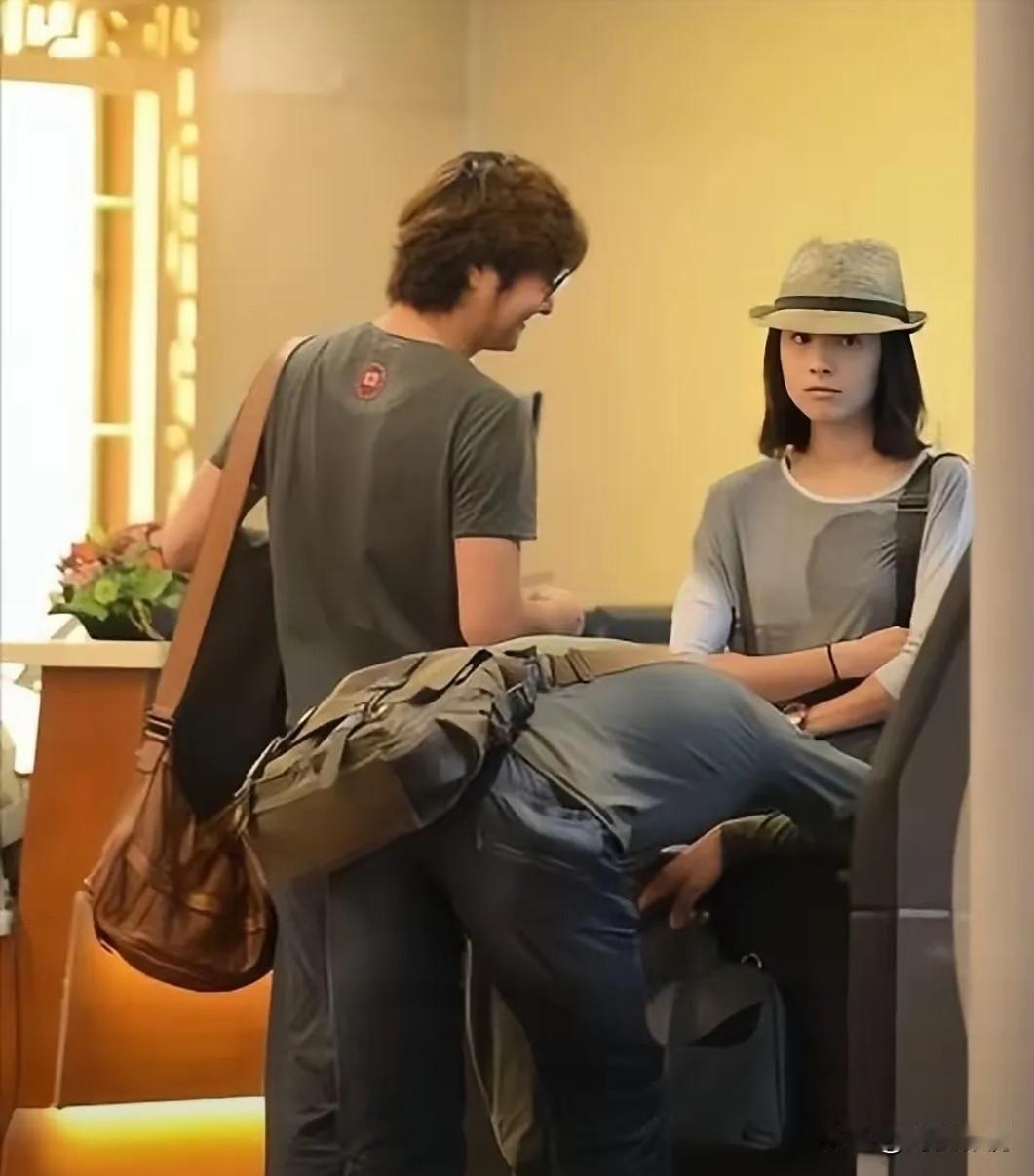 年轻就是好！就连侧影王大治都这么帅！旧照里笑容很治愈。