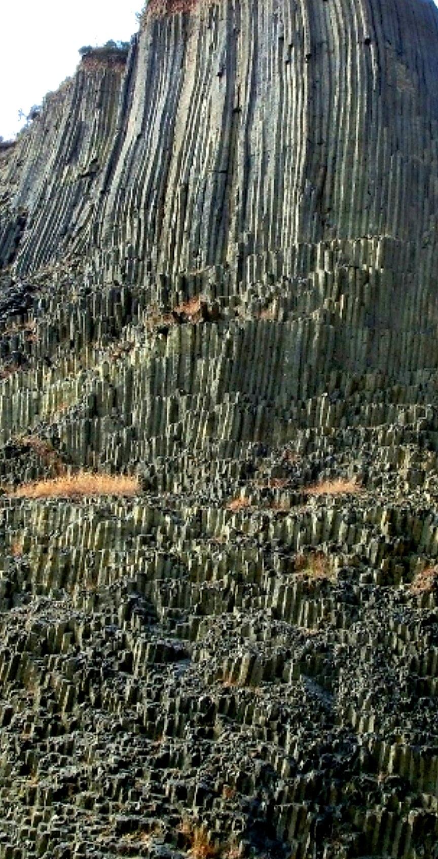 昌乐团山子火山口
    火山口地处潍坊市昌乐县乔官镇，为郯庐断裂带古火山群的延