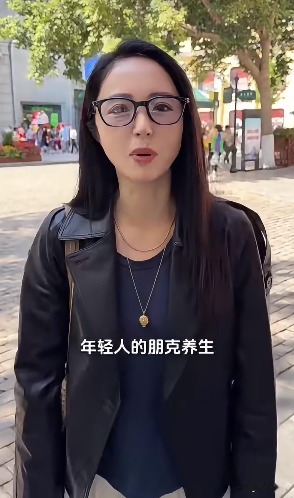 董璇辟谣打舌钉说“怎么说我打舌钉呢，我最怕疼了，谣言真的太可怕了，我这么爱吃的人
