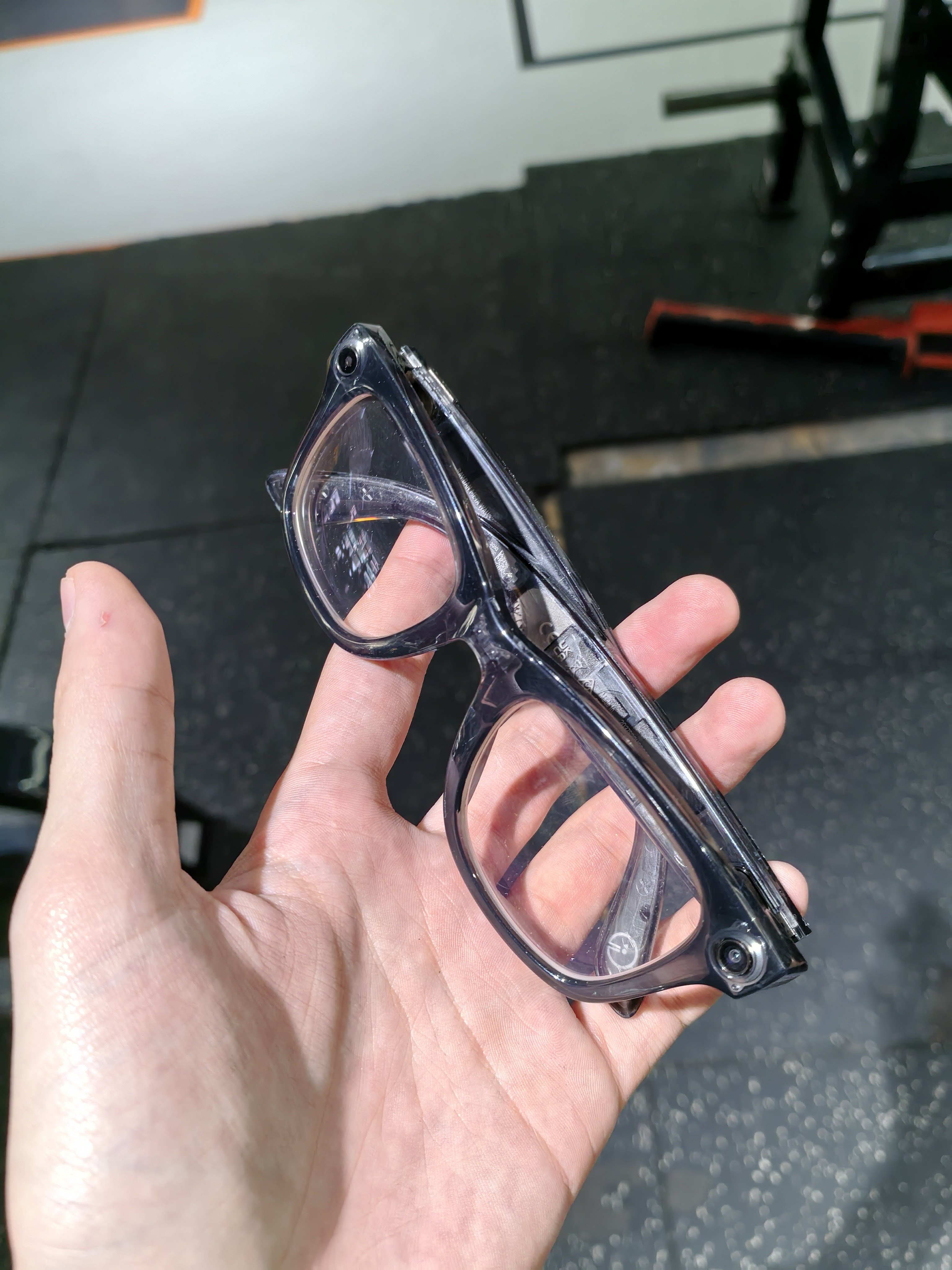 meta的智能眼镜质量真的太差了，已经带坏两幅了，冷了不行流汗不行