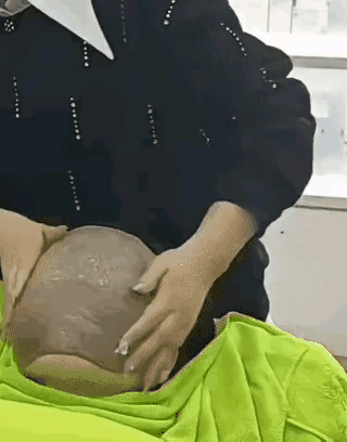 这是新开的美容院吧，敷面膜很特别的样子～😊