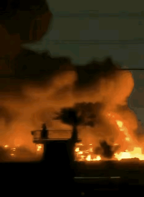 刚刚刷到个事，直接给我干沉默了。
 
就在3月21号的凌晨，伊拉克巴格达的夜空又