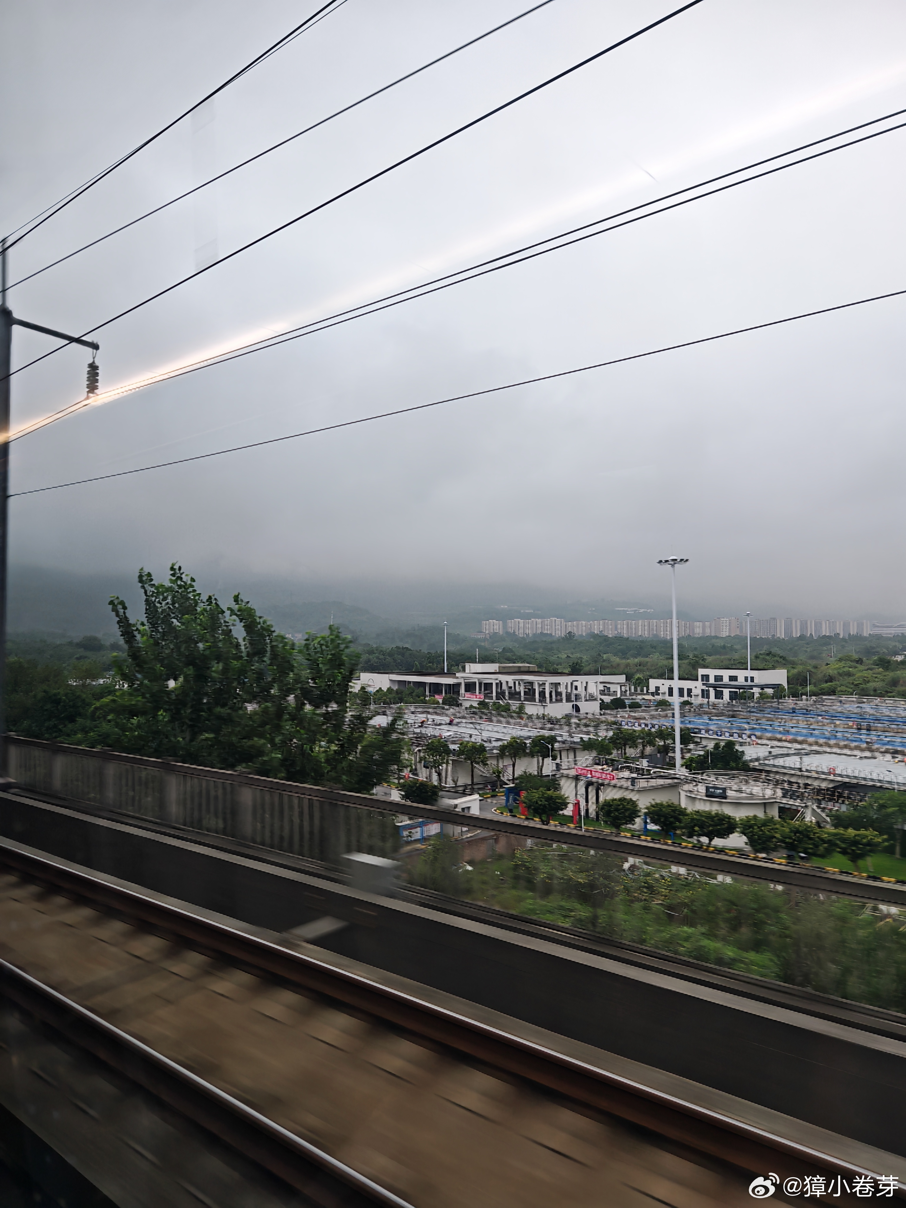 情绪观察室 鞋带惊魂记今早下雨，我穿着雨衣骑车上班。下坡拐弯时突然感觉脚下一紧—