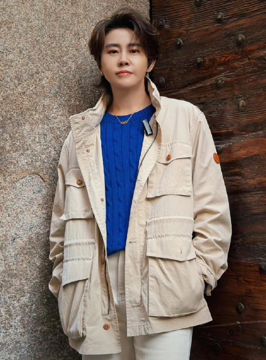 奥运冠军王濛的童年也不美好，她说自己一生下来差点被丢掉，一是因为她出生时又瘦又小