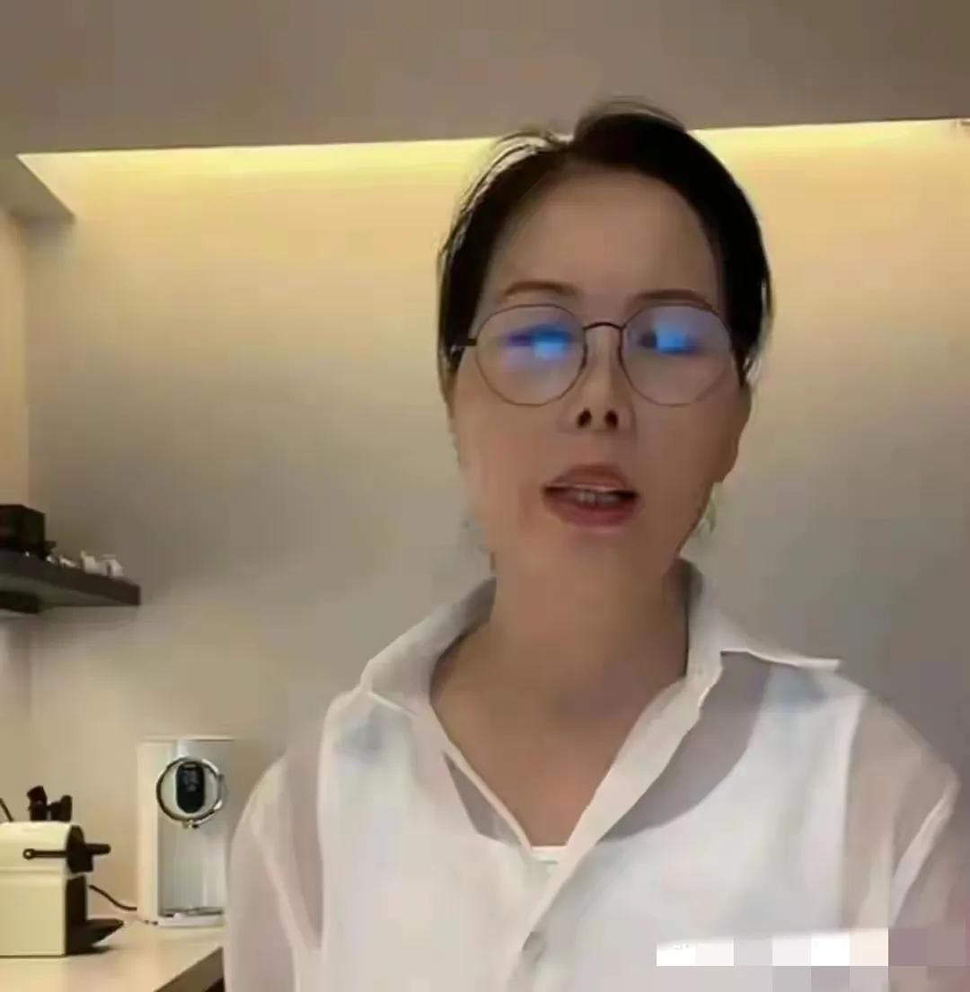 这个保姆不是省油的灯！

汪小菲家的保姆小杨阿姨近日直播再次引发热议！

她句句