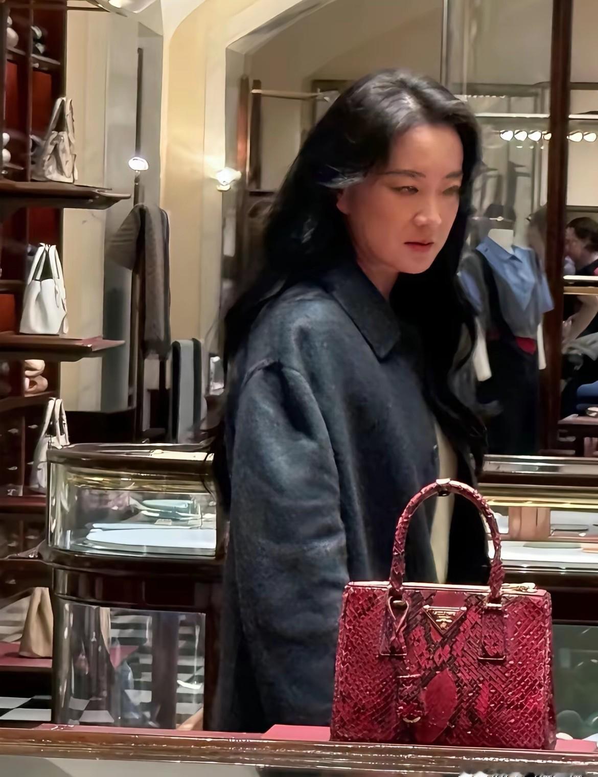 她瘦了100斤，观众缘却“掉”了。
Prada秀场后台，朋友看见她独自端坐，笑容