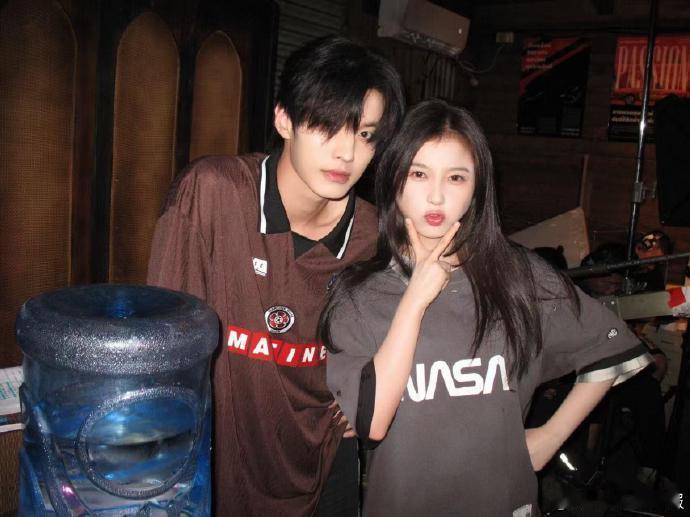 虞书欣何与穿同一件T恤虞书欣穿完何与穿不刻意的同款穿搭太圈粉，两人用自然状态诠释