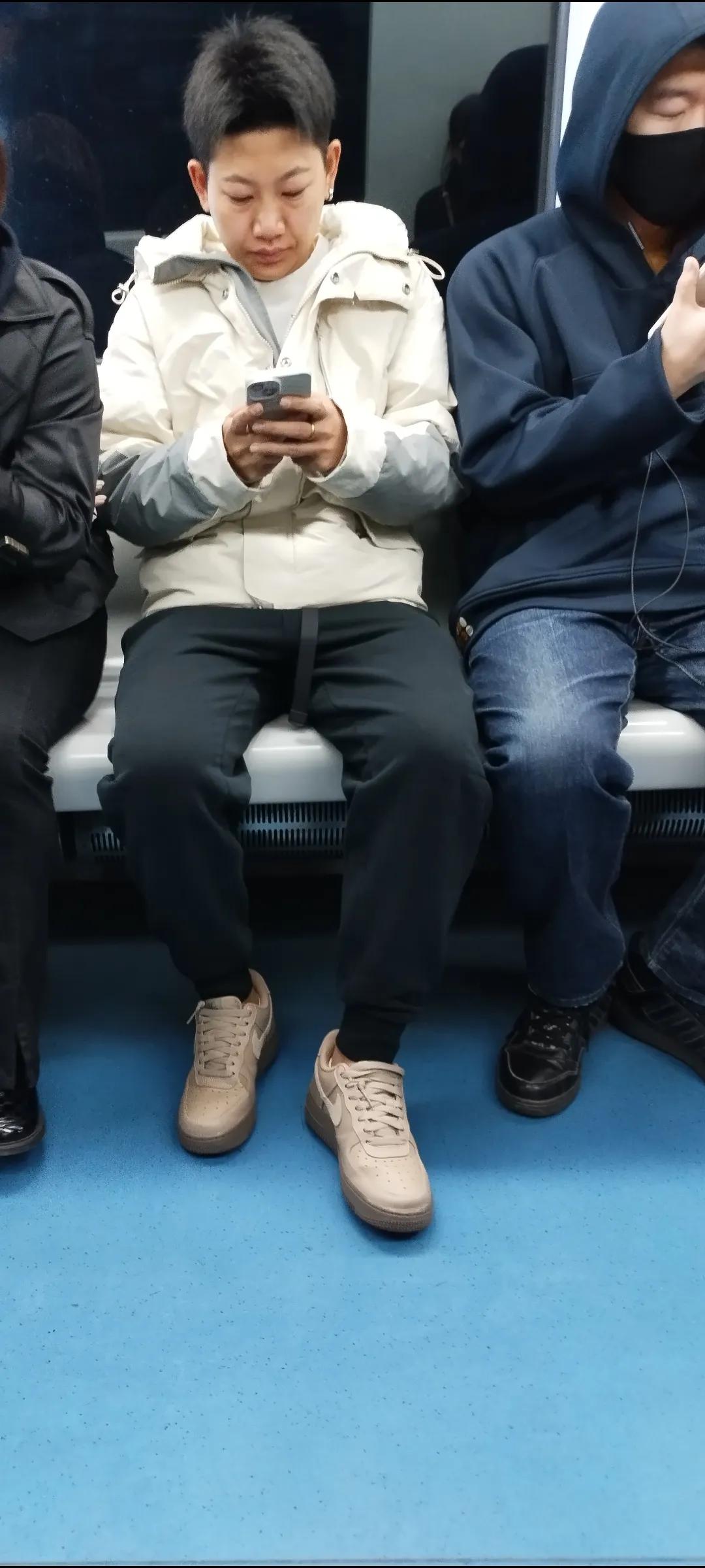 坐地铁看见对面这个人，我有点懵了。

你们看看这是个姑娘还是个小伙儿，是个男孩还