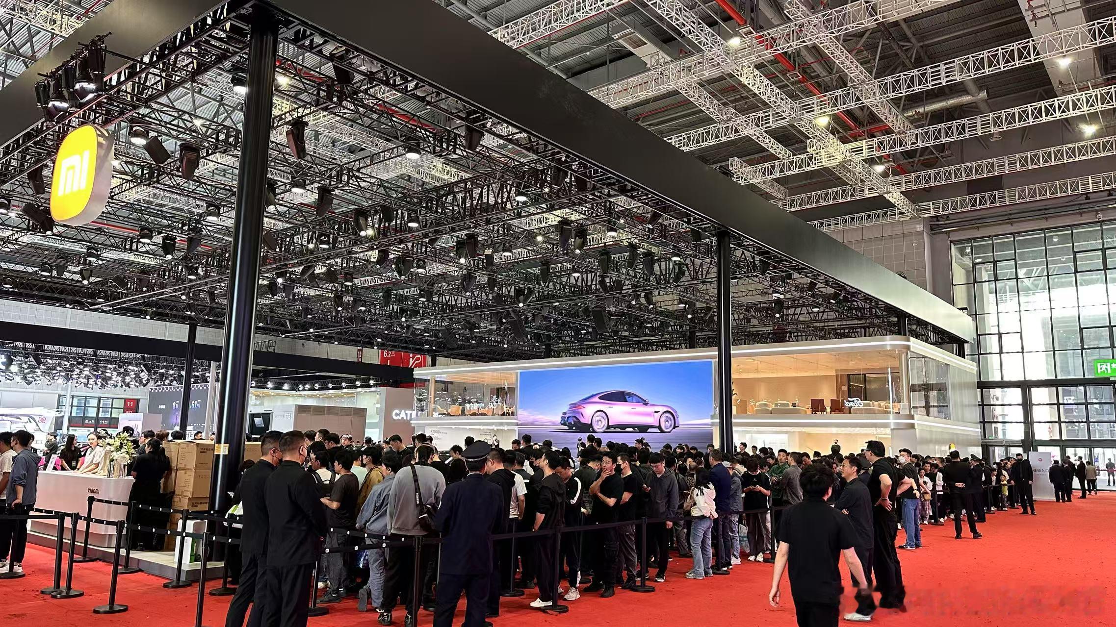 小米展台领帽子，已经绕展馆半圈了[doge] ​​​