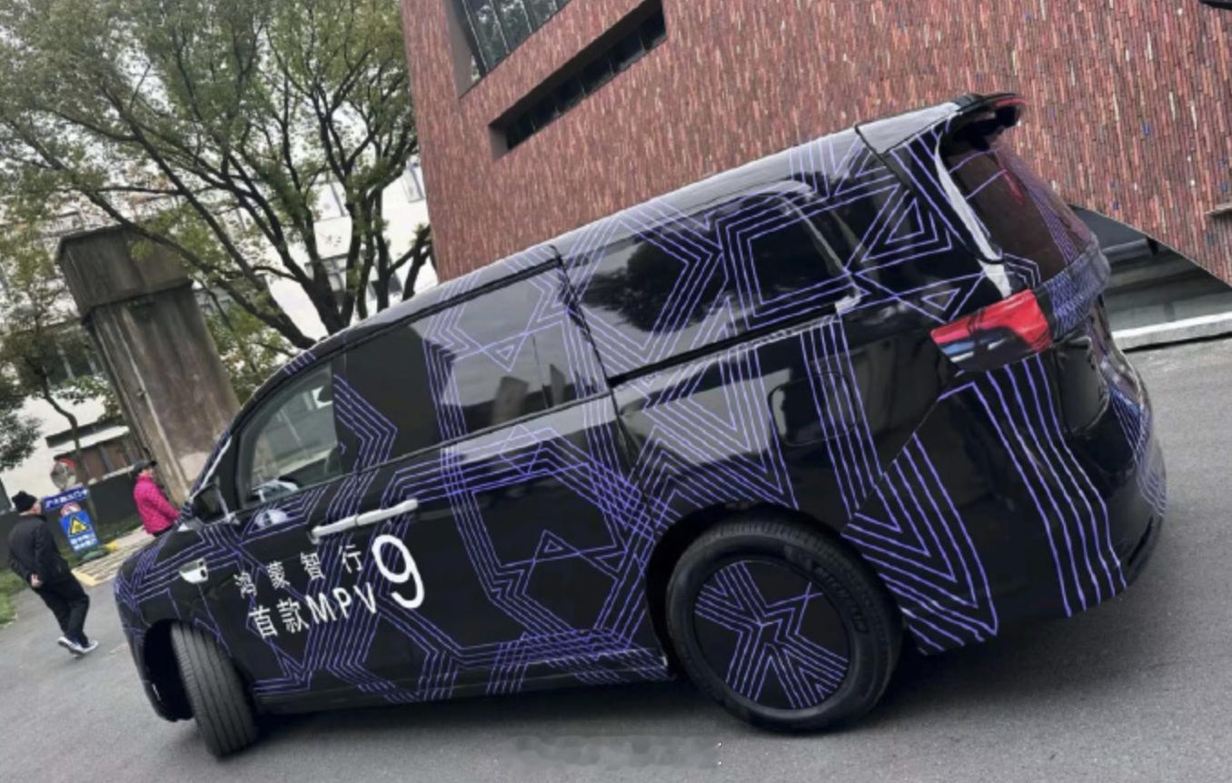 鸿蒙智行首款 MPV 来了，这个涂装一点都不低调。取个什么名字好？42how鸿蒙