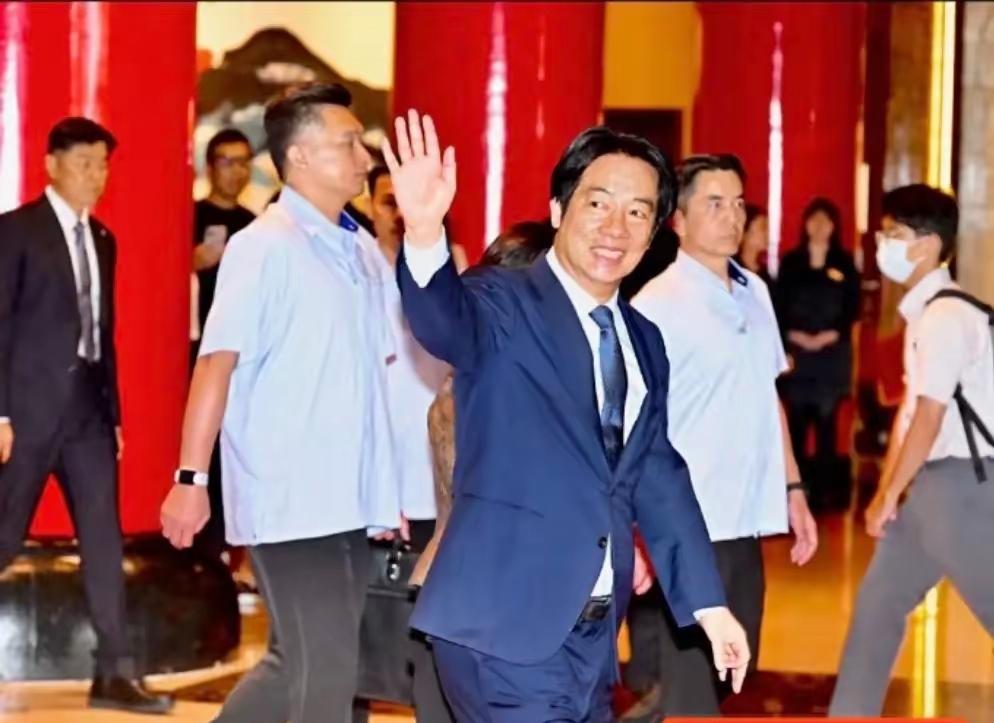 赖清德台独立场 
郑丽文和平呼声 |
六成民众站队九二共识

赖清德鼓吹“和平靠