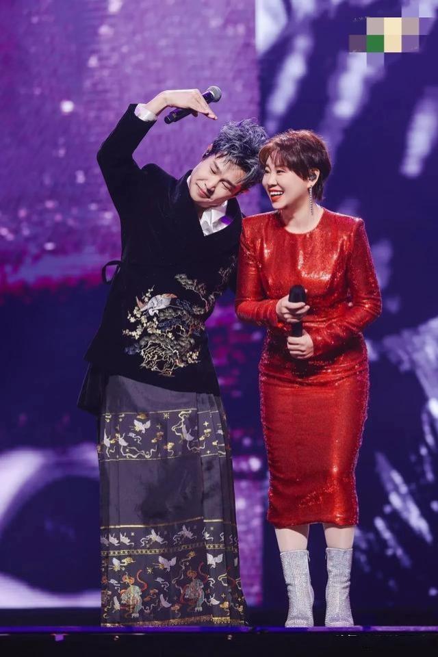 放眼中国整个娱乐圈，有哪个歌星开演唱会时会带着爱人？真是凤毛麟角，极少~

小沈
