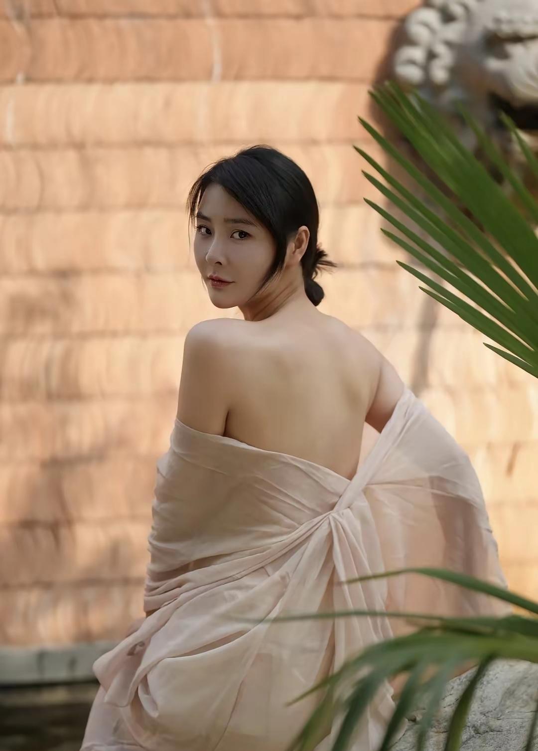 《念奴娇·水榭惊鸿》
 
晴光铺砌，看风开素縠，露凝香雪。石兽喷珠穿鬓影，惊破一