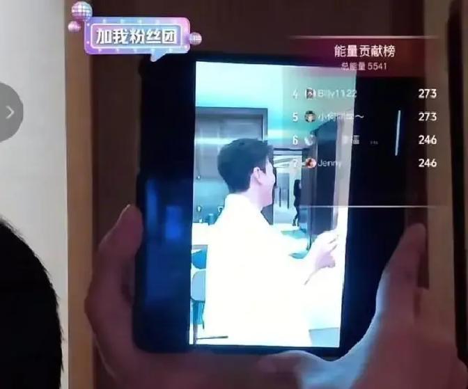 外套不是男人，是经纪人。
 
刘萧旭酒店视频里那件白色毛领外套，被弹幕刷成“第三