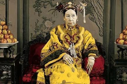 1889年，光绪和妻子隆裕新婚夜，慈禧命4个嬷嬷在喜帐后听房。整夜无动静，正要离