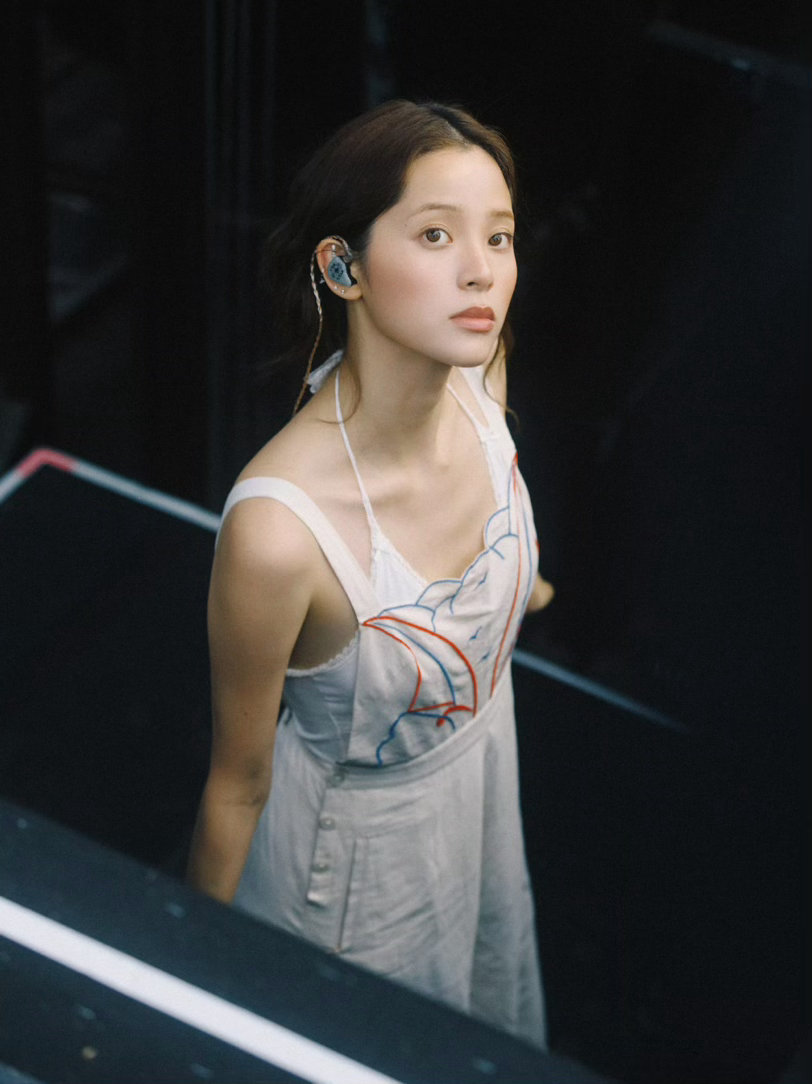 欧阳娜娜上海演唱会上座率欧阳娜娜演唱会上座率实打实的满座上座率，门票开售迅速售罄