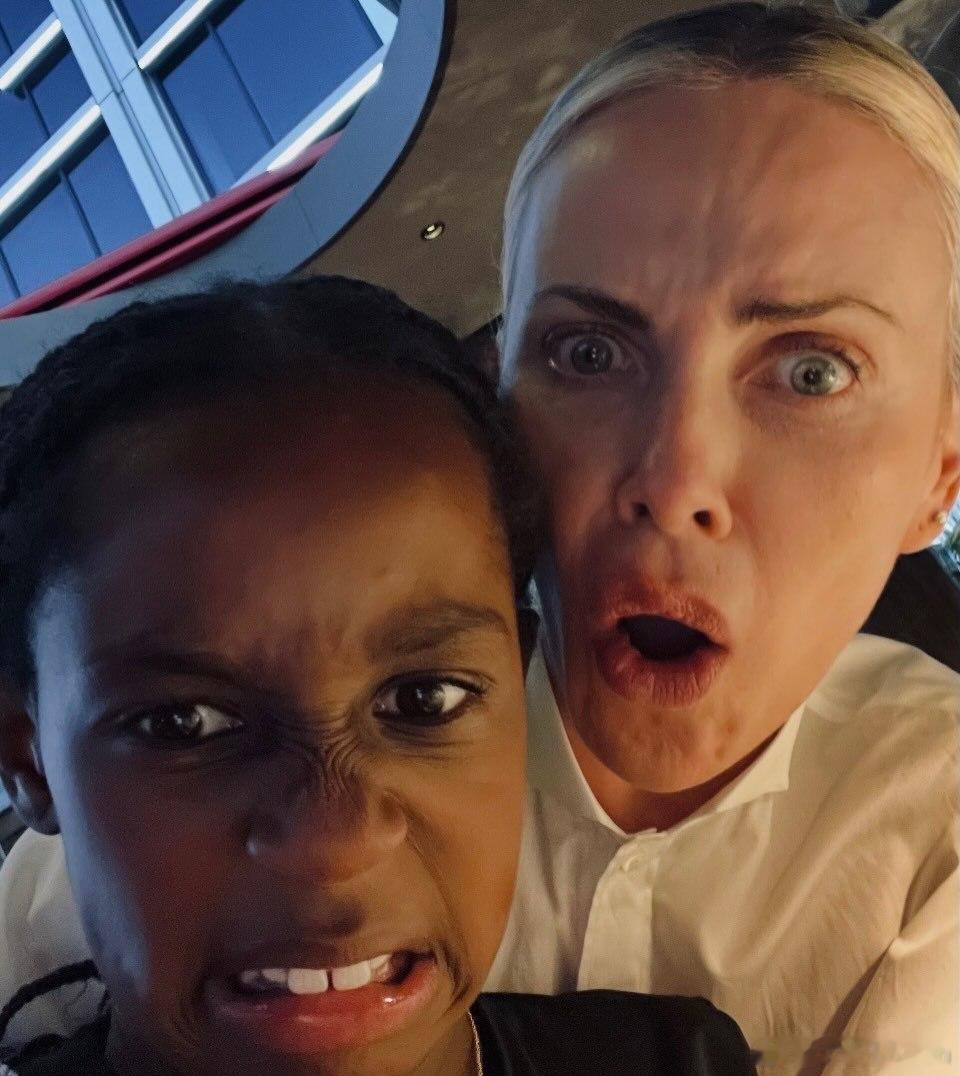 Charlize Theron查理兹塞隆罕见晒娃庆祝母亲节，称成为母亲是自己最大