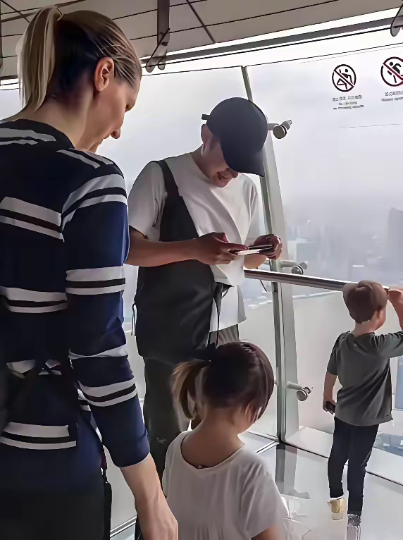 遗传基因真是个玄妙的东西，撒贝宁的孩子已经完全是欧美人范儿，竟然一点没有东亚人的