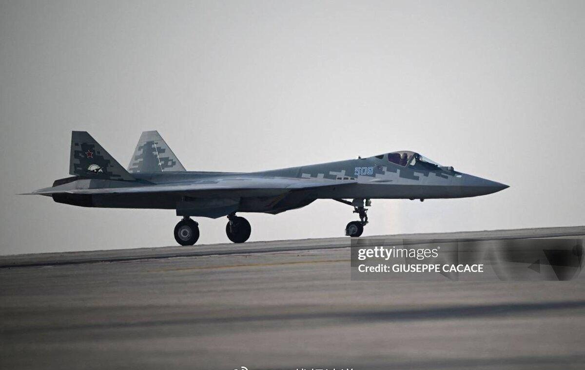 俄罗斯联合航空制造集团公司（OAK）总经理瓦迪姆·巴杰哈宣布已向外国客户交付了两