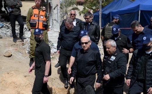 内塔尼亚胡竟然露面了，光天化日之下胆子大很，他被几十个保镖簇拥着考察首都一处被炸