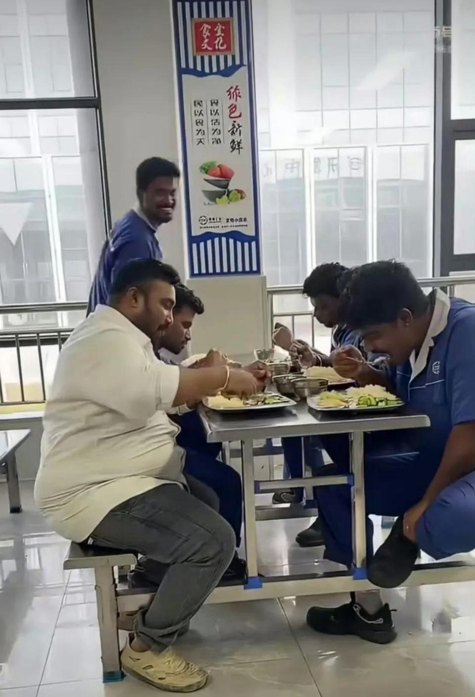 这是浙江一家企业的食堂。
几个印度员工围坐在一起用餐。看来他们对自己的现状非常满