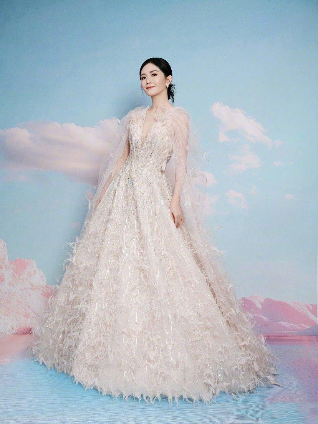 谢娜晒健身视频回应身材质疑，自信诠释健康之美

近日，谢娜在跨年晚会上的舞台造型