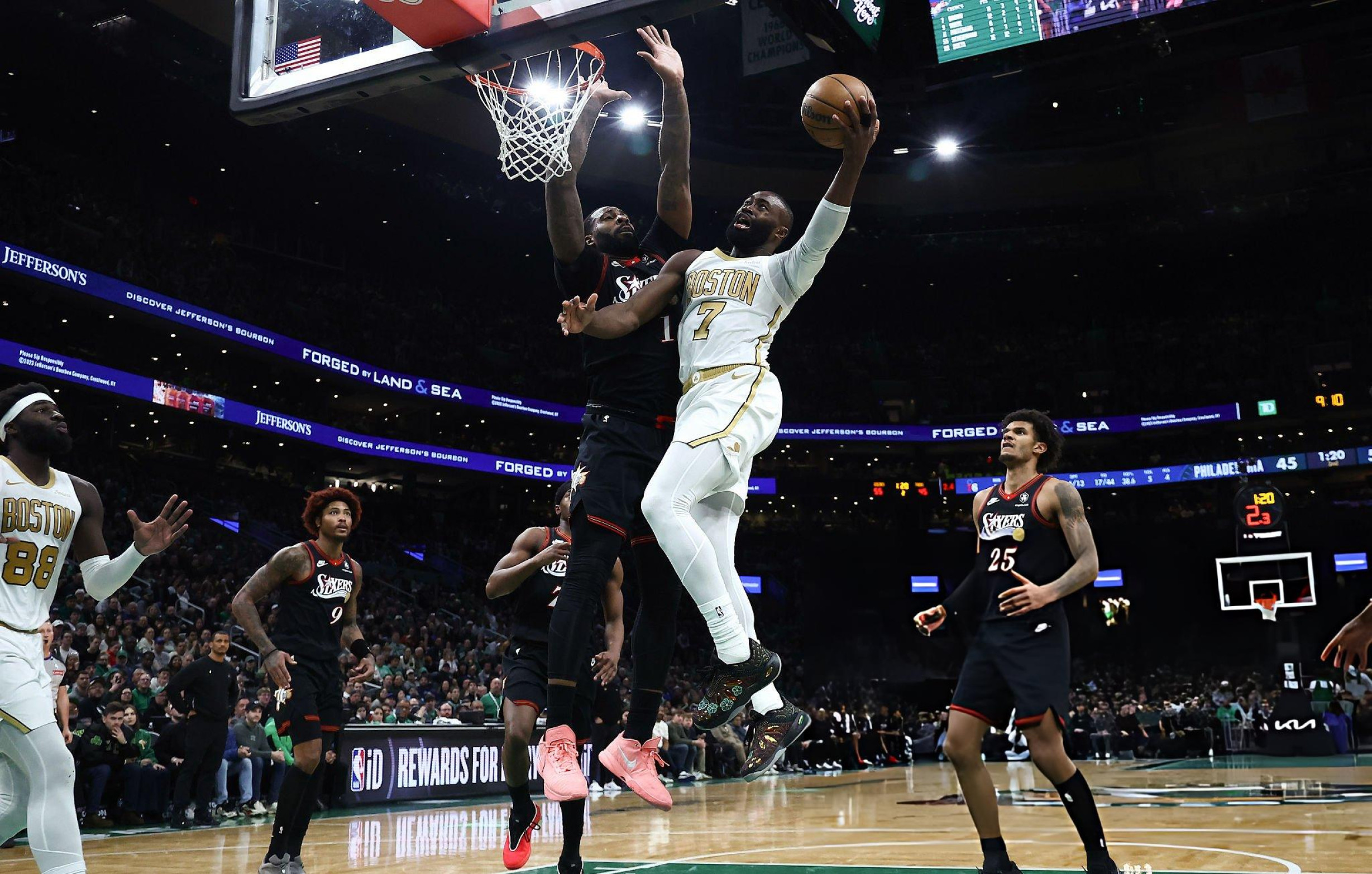 杰伦·布朗今日依旧穿着个人品牌 741 旗下的实战鞋款 Performance 