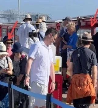 有网友在澳大利亚巴瑟尔顿栈桥偶遇70岁的张国立和67岁的邓婕。张国立身穿黑色休闲