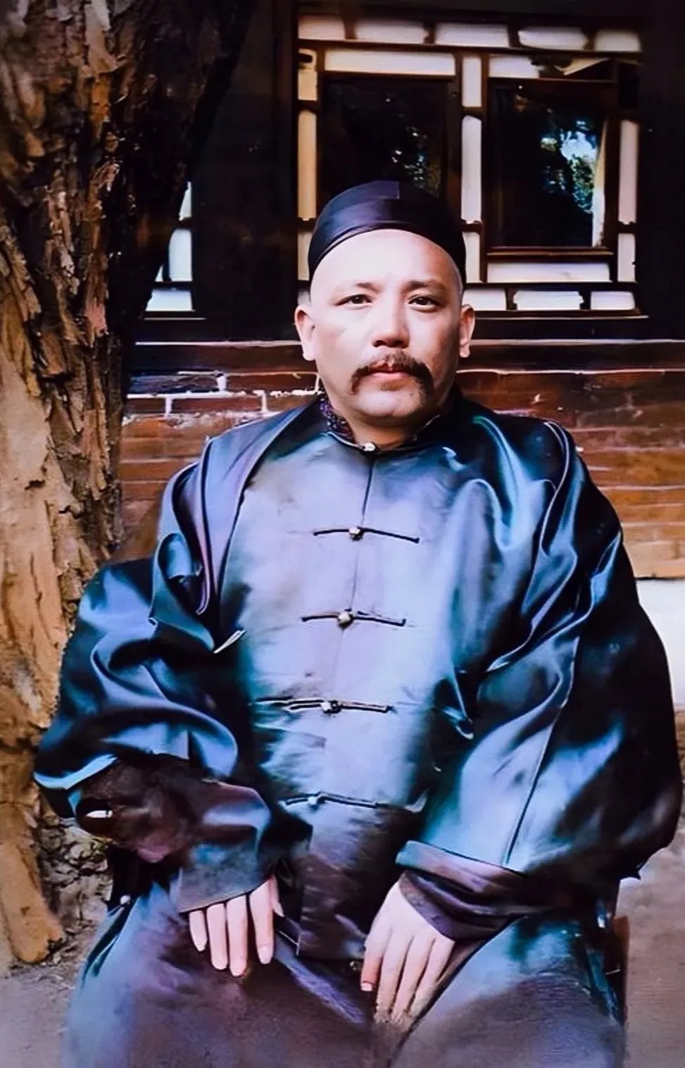 1901年，42岁的新任直隶总督袁世凯在府邸的留影，身穿一身便服，十分悠闲放松，