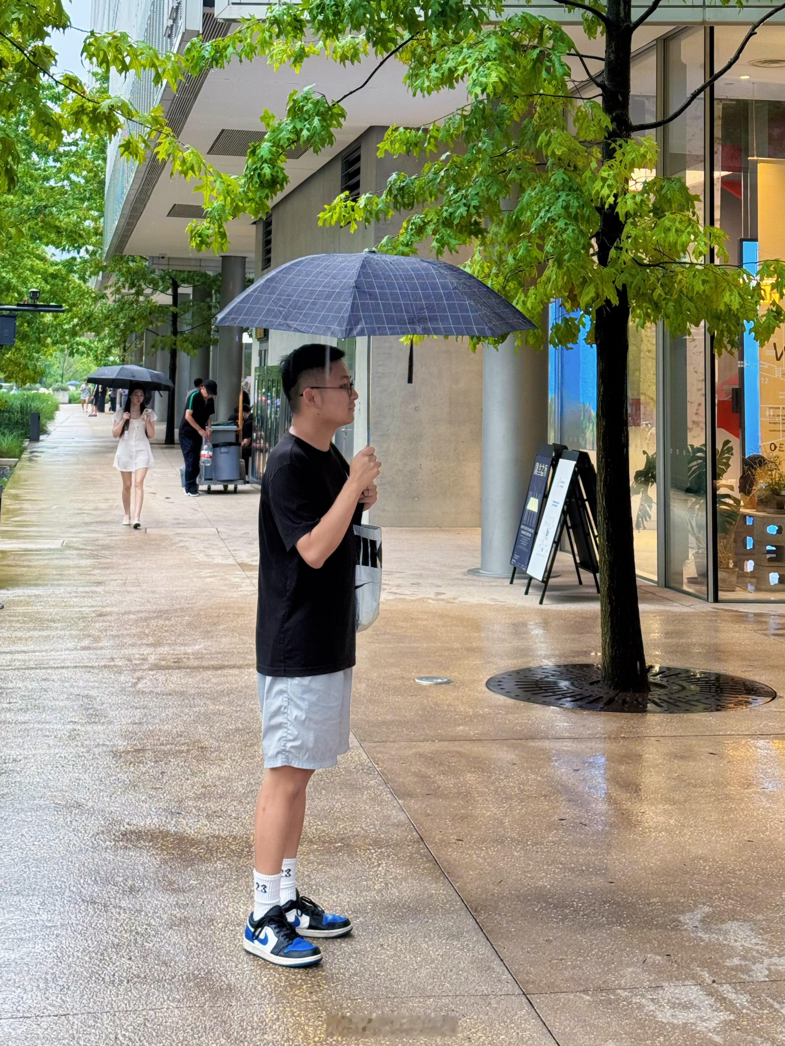 杭州看到最正宗的烟雨江南了 可是我真的很期待最近杭的州能有一个十分美丽的周末晴天