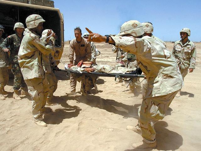 伊朗说美军已经伤亡200多人了，实际情况是什么呢？那么多军事基地被炸了，人到哪了