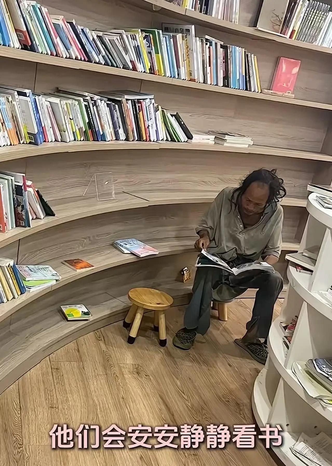 “杭州图书馆看书的格局真的太大了！”一个流浪汉跑到图书馆看书，有人看到后不愿意了