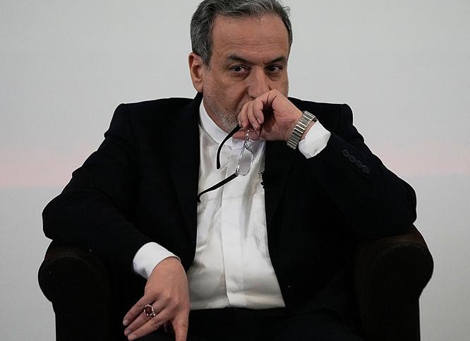 伊朗外长阿拉格齐这波直接把话摆到了台面上，昨天在接受采访时他对着镜头隔空喊话特朗