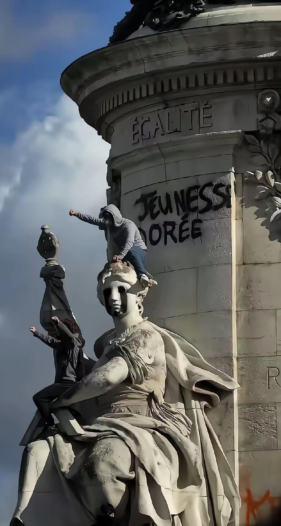 1860年，英法联军曾火烧圆明园。
如今法国，你可曾想到，2026年，你们自己人