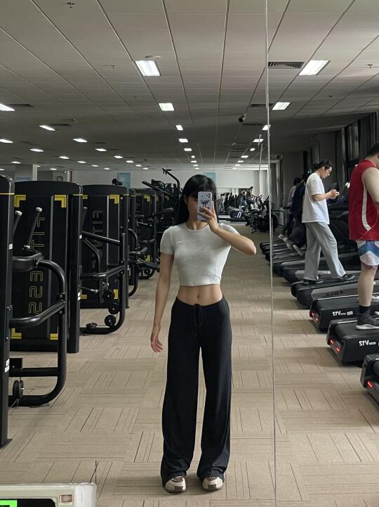 一生追求肩腰比的中国女人