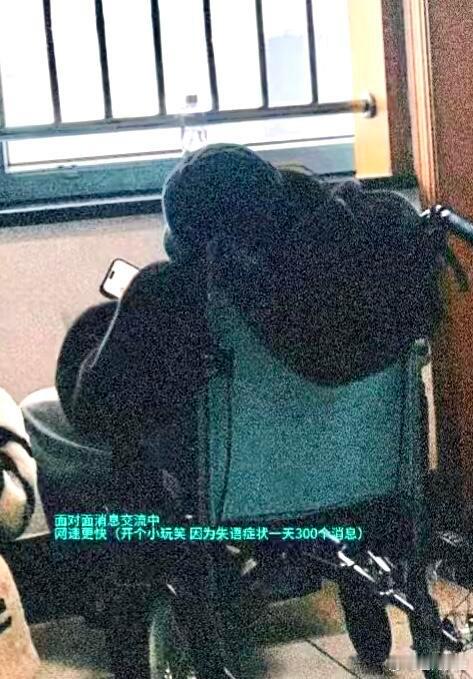 赵露思失语症状 赵露思好友透露近况赵露生日时就已不适，18号爆发就医一度失语，与