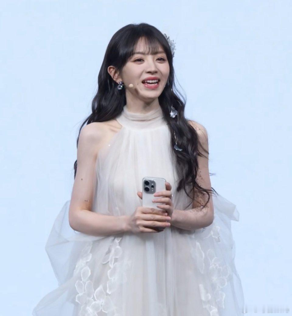 田曦薇到vivo S50发布会现场啦，手上拿的【告白】配色，好美啊vivo S5