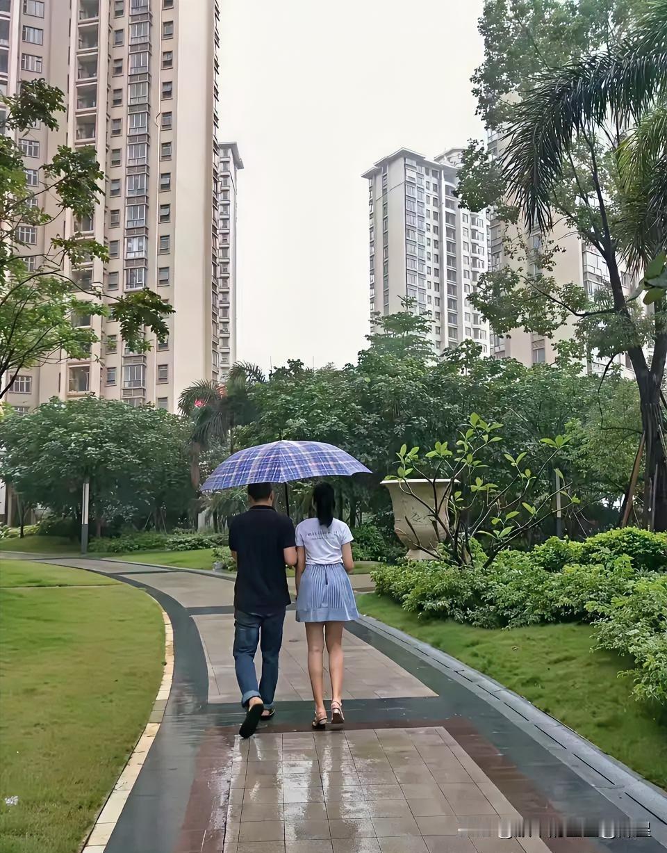 雨中漫步！是无奈还是浪漫…